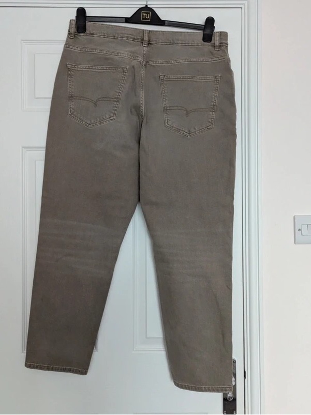 Men's Casual Straight-Leg Jeans in Taupe